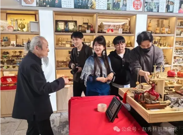 孟庭苇绍兴探访赵家铜艺 以刀为笔镌刻《玫瑰》情怀