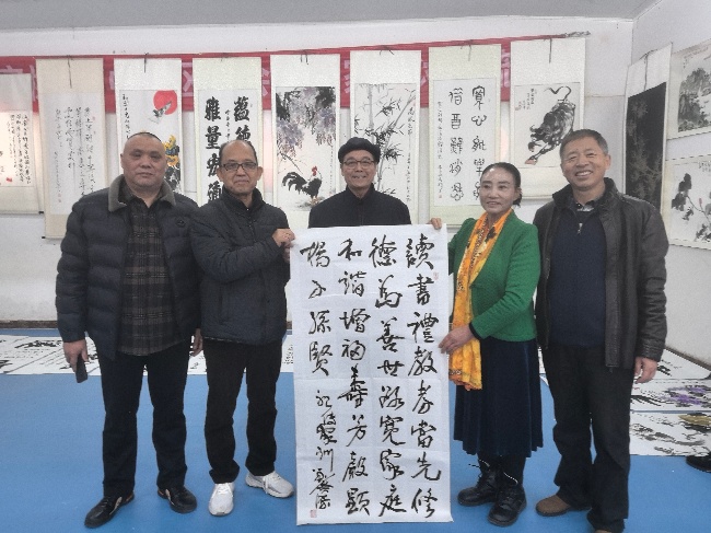 陈香梅世界艺术家协会书画笔会在京举行 17位名家挥毫共绘艺术盛宴 2025年10月8日上午10时,由陈香梅世界艺术家协会主办的“书画艺术交流笔会”在北京盛合体育中心圆满举行。来自全国各地的17(图10) 陈香梅世界艺术家协会书画笔会在京举行 17位名家挥毫共绘艺术盛宴 2025年10月8日上午10时,由陈香梅世界艺术家协会主办的“书画艺术交流笔会”在北京盛合体育中心圆满举行。来自全国各地的17(图10)