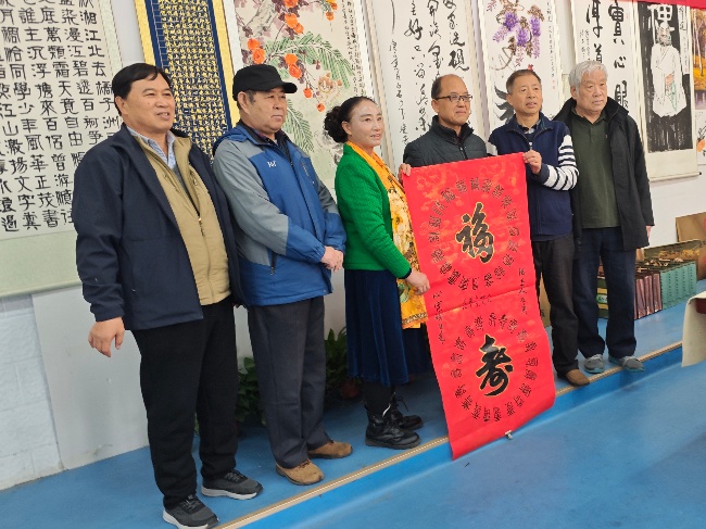 陈香梅世界艺术家协会书画笔会在京举行 17位名家挥毫共绘艺术盛宴 2025年10月8日上午10时,由陈香梅世界艺术家协会主办的“书画艺术交流笔会”在北京盛合体育中心圆满举行。来自全国各地的17(图16) 陈香梅世界艺术家协会书画笔会在京举行 17位名家挥毫共绘艺术盛宴 2025年10月8日上午10时,由陈香梅世界艺术家协会主办的“书画艺术交流笔会”在北京盛合体育中心圆满举行。来自全国各地的17(图16)